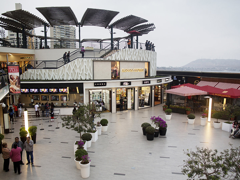 Pátio do Shopping Larcomar em Lima