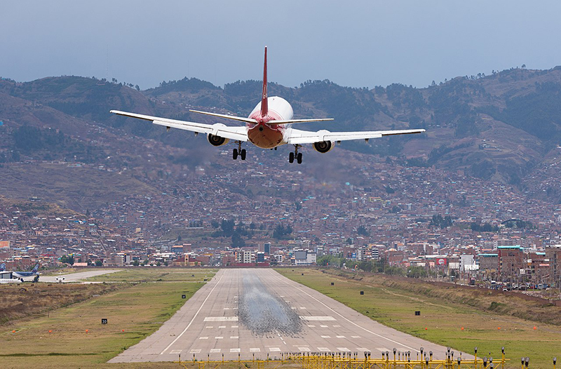 Avião no Aeroporto Intercacional de Cusco