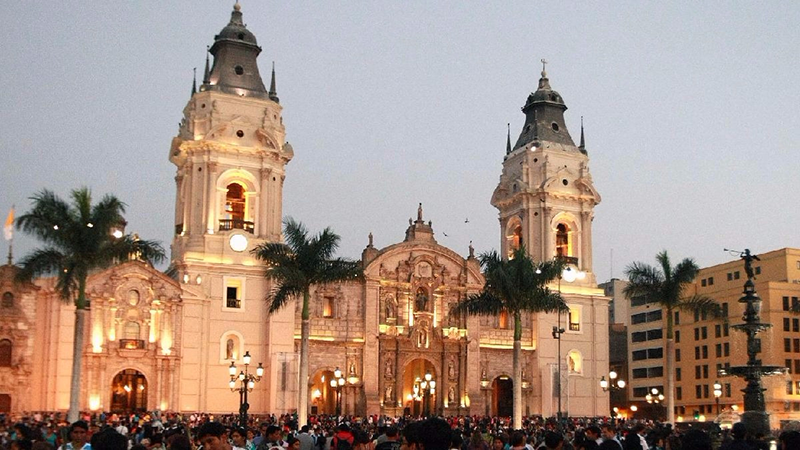 Anoitecer na Catedral de Lima 