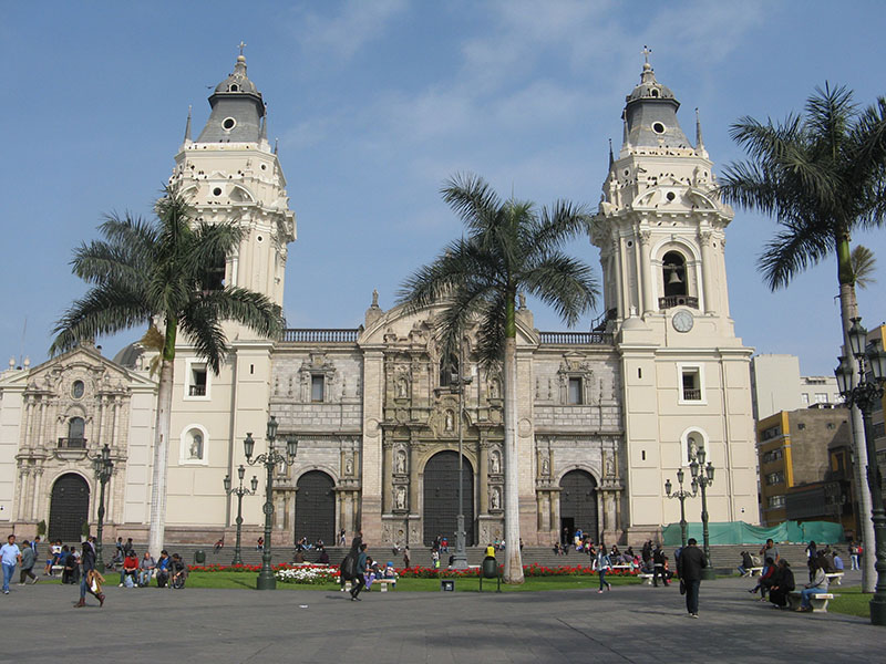 Fachada principal da Catedral de Lima 