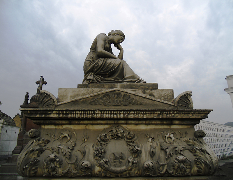 Escultura do Cemitério Presbítero Maestro em Lima