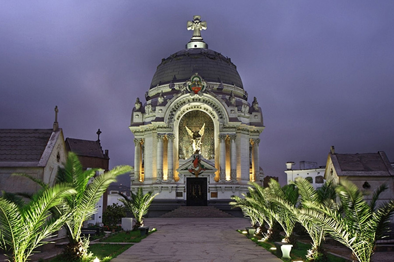 Noite no Cemitério Presbítero Maestro em Lima