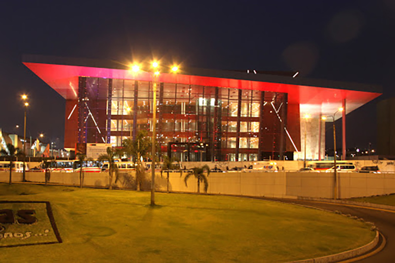Fachada à noite do Gran Teatro Nacional em Lima