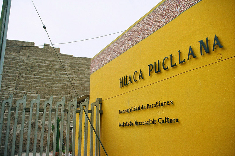 Entrada da Huaca Pucllana em Lima