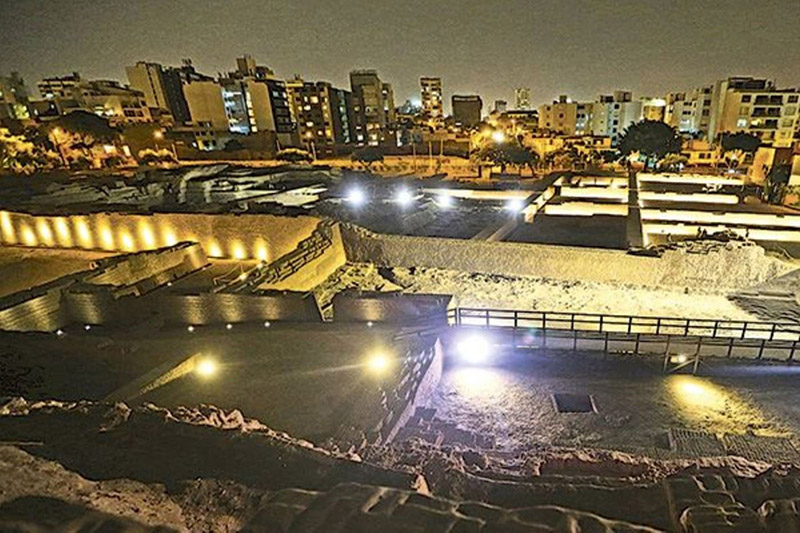 Período noturno na Huaca Pucllana em Lima