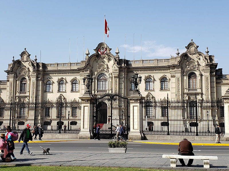 Pessoas em frente ao Palácio do Governo em Lima 