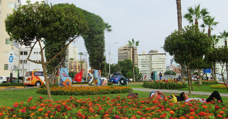 Visitantes do Parque Kennedy em Lima
