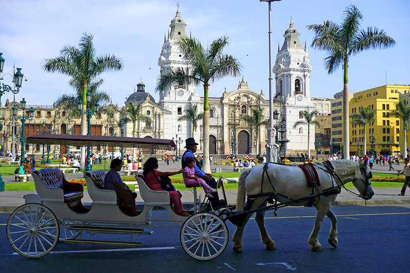 Passeio com cavalos na Plaza de Armas em Lima