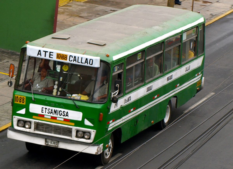 Ônibus no bairro de Miraflores em Lima 