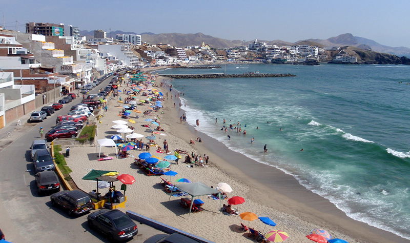 Vista aérea da Praia San Bartolo em Lima 