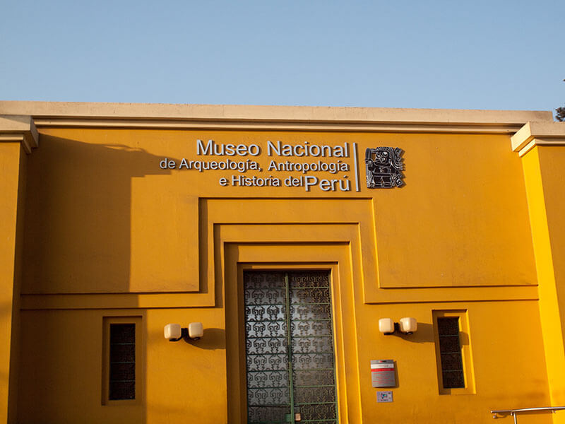 Entrada do Museu Nacional de Arqueologia em Lima