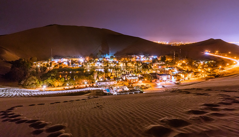 Noite no Vilarejo de Huacachina no Peru