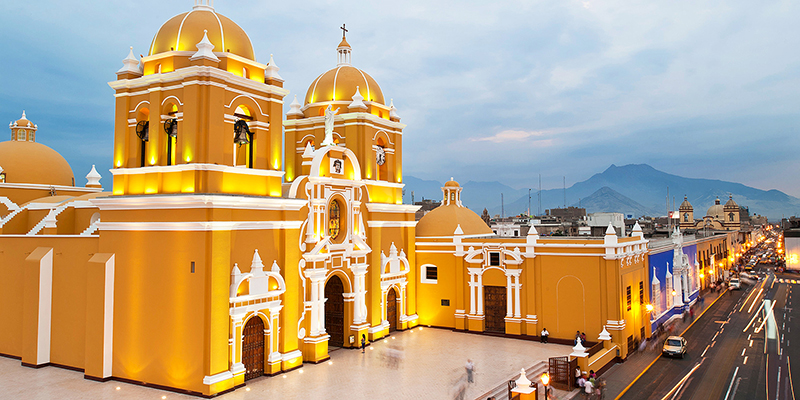 Catedral na Plaza de Armas em Trujillo